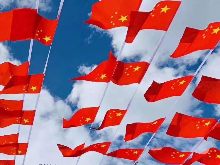 黑白相间的时尚连衣裙，散发出柔美的气质，你觉得好看吗？游戏画面